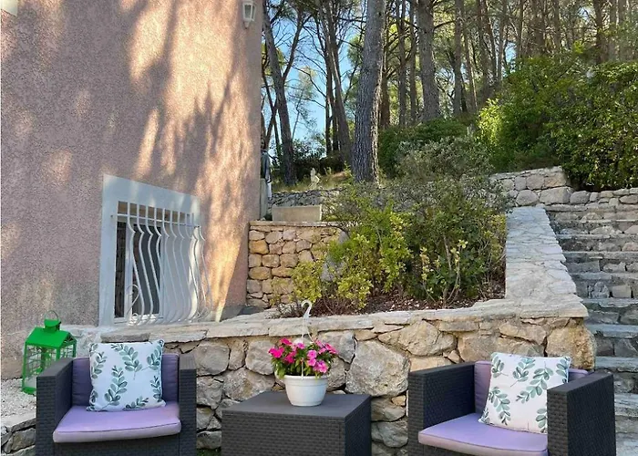 T3 Avec Jardin Et Piscine Privee